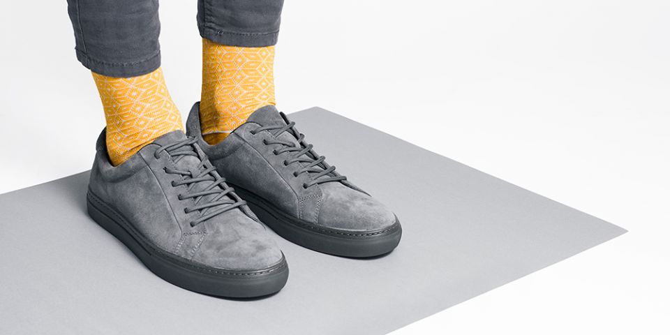 BeWooden - Muž v šedých kalhotách se žlutými ponožkami Sole Socks