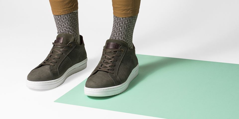 BeWooden - Muž v hnědých kalhotách s šedými ponožkami Viame Socks