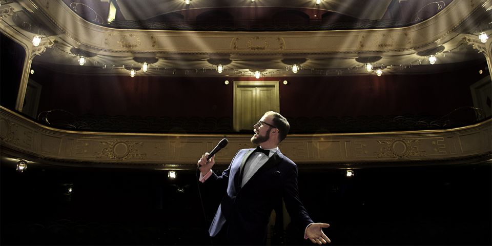 BeWooden - Zpěvák Jan Smigmátor s dřevěným motýlkem Time To Swing