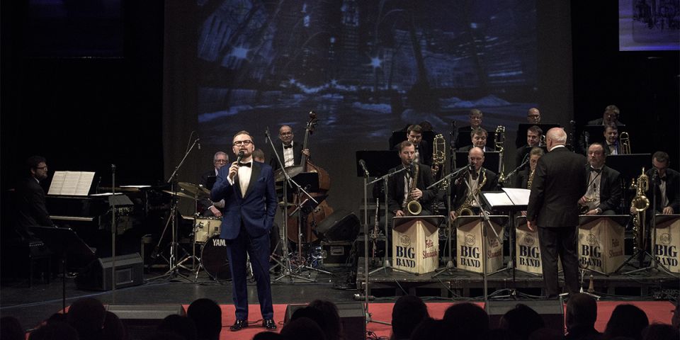 BeWooden - Zpěvák Jan Smigmátor s dřevěným motýlkem Time To Swing na pódiu s orchestrem