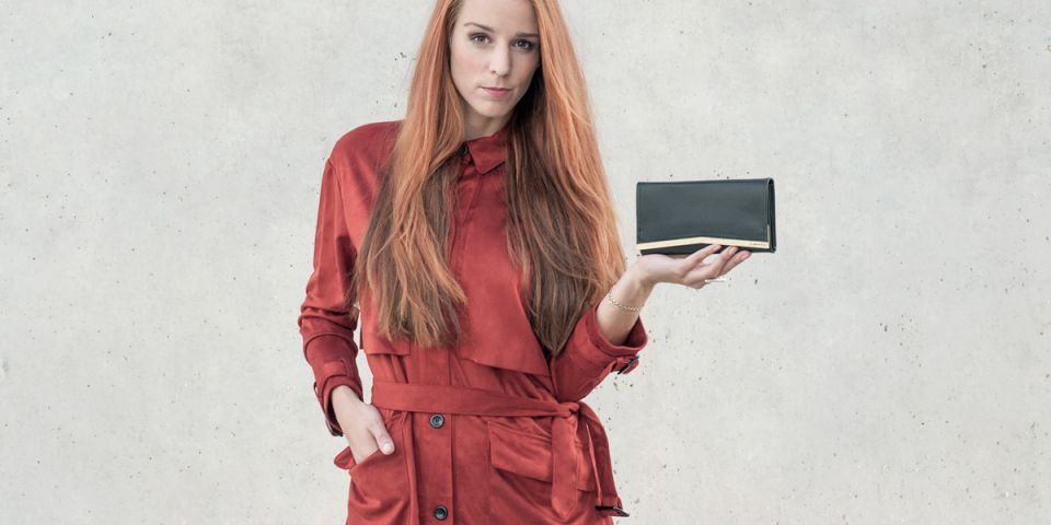 BeWooden - Žena se zrzavými vlasy v oranžovém kabátku drží koženou peněženku Liti Woman Wallet