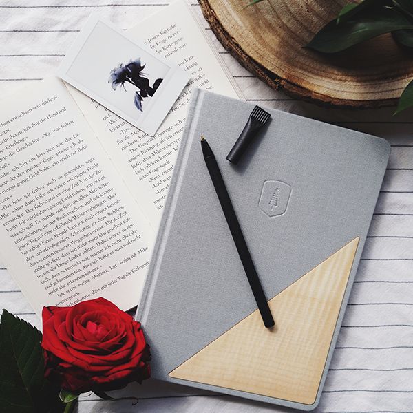 šedý zápisník s dřevěným detailem Lux Notebook