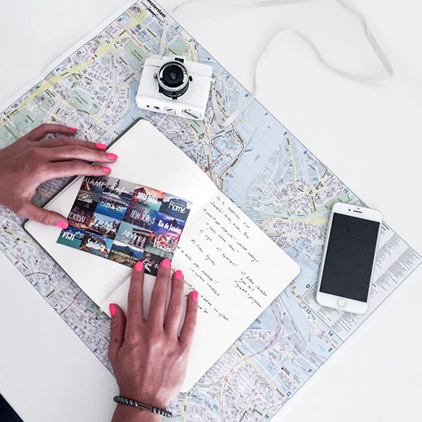 zápisník ležící na mapě Ocean Notebook