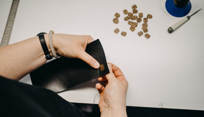 Šití kožené peněženky Nox Slim Wallet