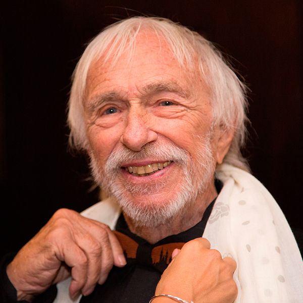 Pierre Richard s dřevěným motýlkem od BeWooden