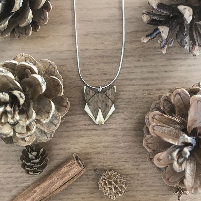 Přívěsek na krk Wolf Brooch s vánoční výzdobou