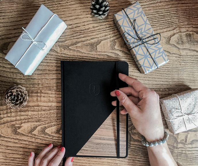 žena s černým zápisníkem Apis Notebook s náramkem Ice Viame Bracelet 