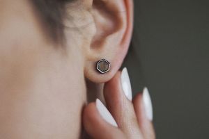 Kovové náušnice Apis Nox Earrings Hexagon