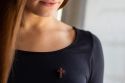Dřevěná brož Agnus Cross Brooch