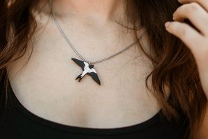 Dřevěný přívěsek Swallow Pendant