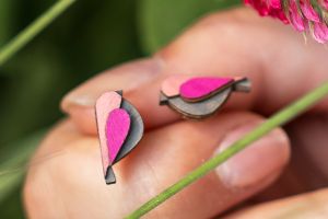 Dřevěné náušnice Pink Bird Earrings