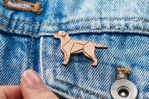 Dřevěná brož Walking Labrador Brooch