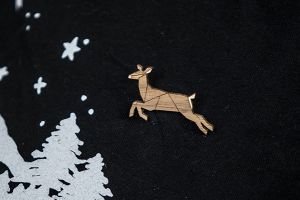 Dřevěná brož Jumping Doe Brooch