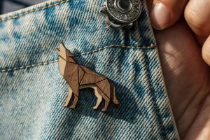 Dřevěná brož Walking Wolf Brooch