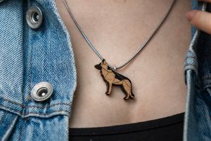 Dřevěný přívěsek Walking Shepherd Pendant