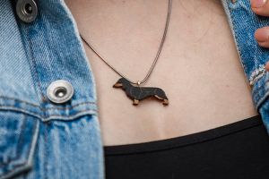 Dřevěný přívěsek Walking Dachshund Pendant