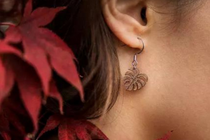 Dřevěné náušnice Monstera Earrings