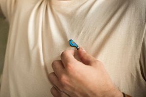 Dřevěná brož Blue Cutebird Brooch