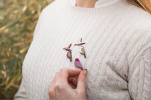 Dřevěná brož Purple Cutebird Brooch