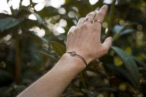 Provázkový náramek Peace Wooden Bracelet