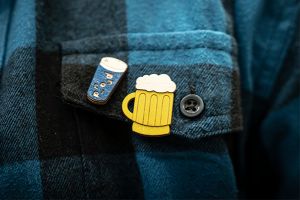 Dřevěná brož Beer Brooch