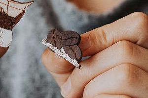 Dřevěná brož Coffee Blood Type Brooch