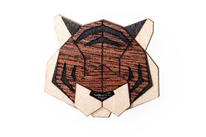 Dřevěná brož Tiger Brooch