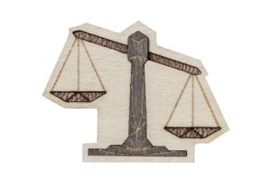 Dřevěná brož Libra Brooch