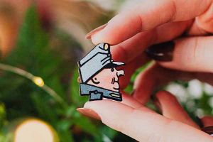 Dřevěná brož Dobrý voják Švejk – Jaroslav Hašek © Dřevěná brož Dobrý voják Švejk – Jaroslav Hašek ©