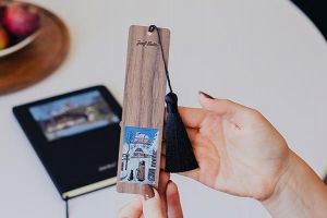 Dřevěná záložka do knihy Ponocný se psem – Josef Lada © Dřevěná záložka do knihy Ponocný se psem – Josef Lada ©