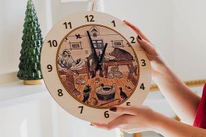 Dřevěné hodiny Zvířátka přezimují v hájovně – Josef Lada © Dřevěné hodiny Zvířátka přezimují v hájovně – Josef Lada ©