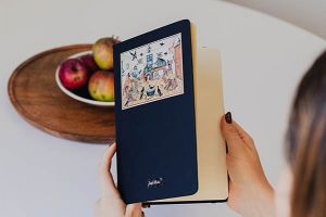 Zápisník A5 – Zvířátka přezimují v hájovně – Josef Lada © Zápisník A5 – Zvířátka přezimují v hájovně – Josef Lada ©