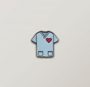 Dřevěná brož Doktorský plášť