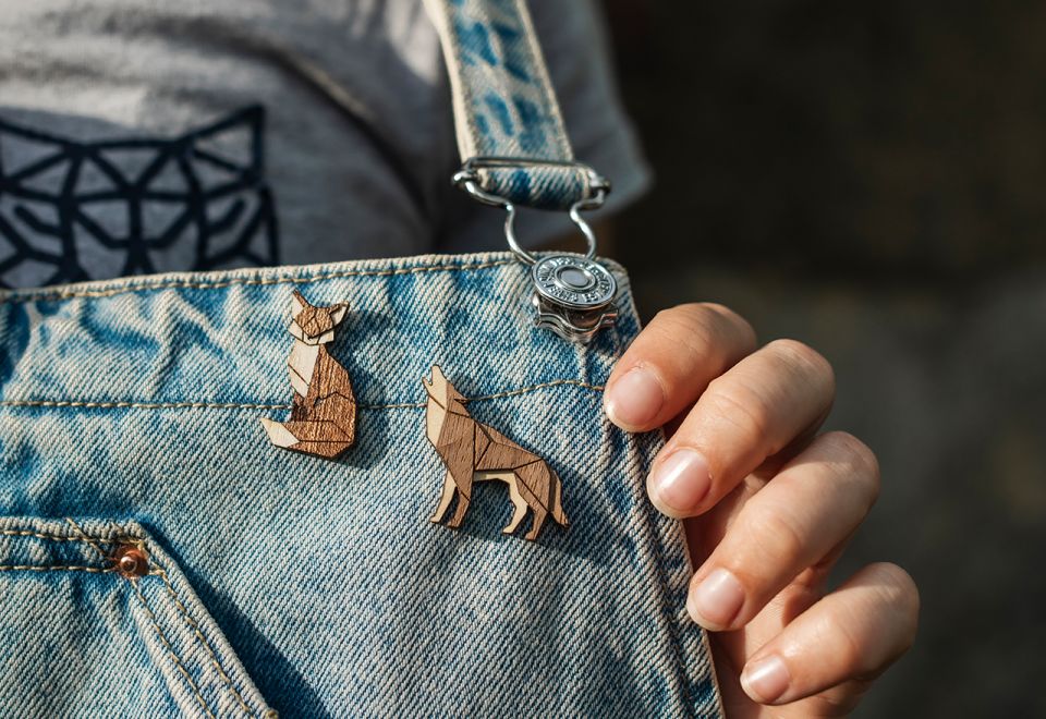 403436639_walking_wolf_brooch_1280x880_2