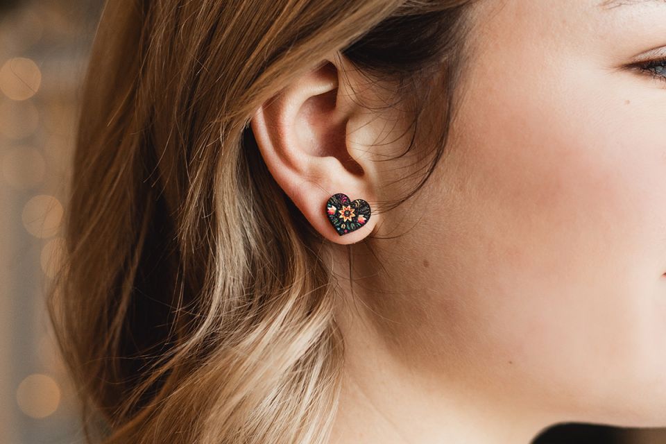 wooden_earrings_folk_heart_black_f_1200x800_01