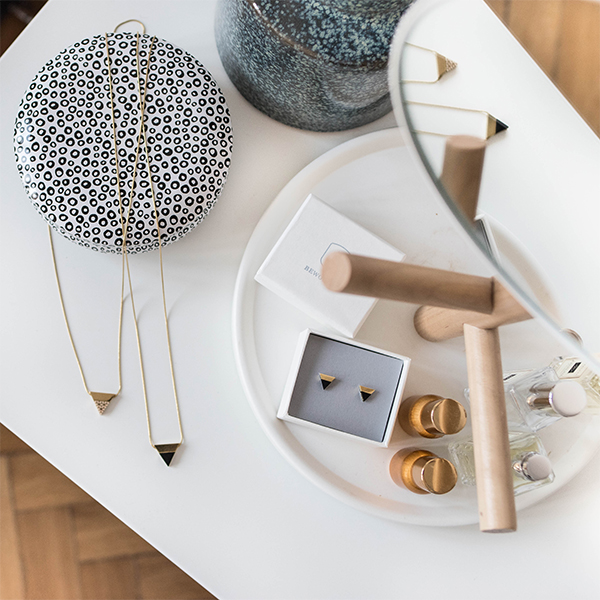 Designový stolek s porcelánovými stojany a luxusními šperky z pravého stříbra BeWooden